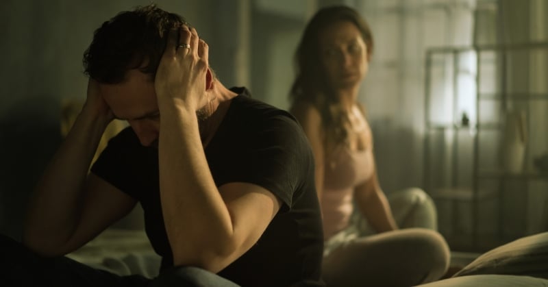 בעל ואישה מתווכחים במיטה